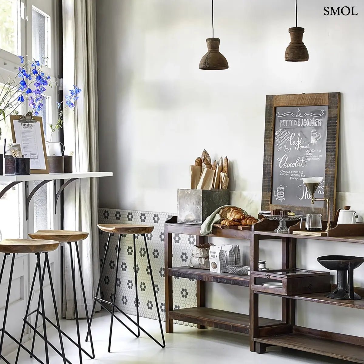 Loft bárszék természetes teakfa ülőfelülettel és fekete fém lábakkal, bárban