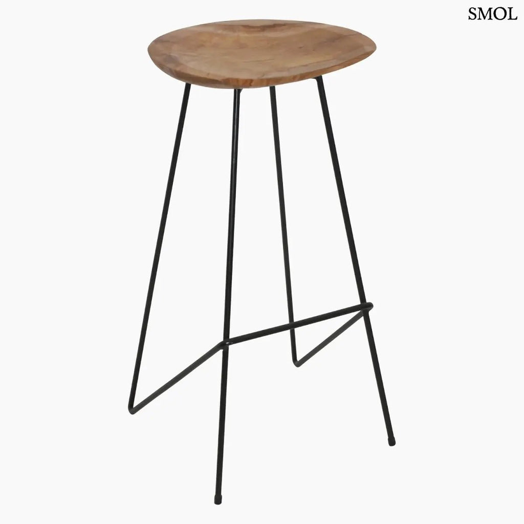 Loft bárszék természetes teakfa ülőfelülettel és fekete fém lábakkal, fehér háttérrel
