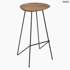 Loft bárszék természetes teakfa ülőfelülettel és fekete fém lábakkal, fehér háttérrel