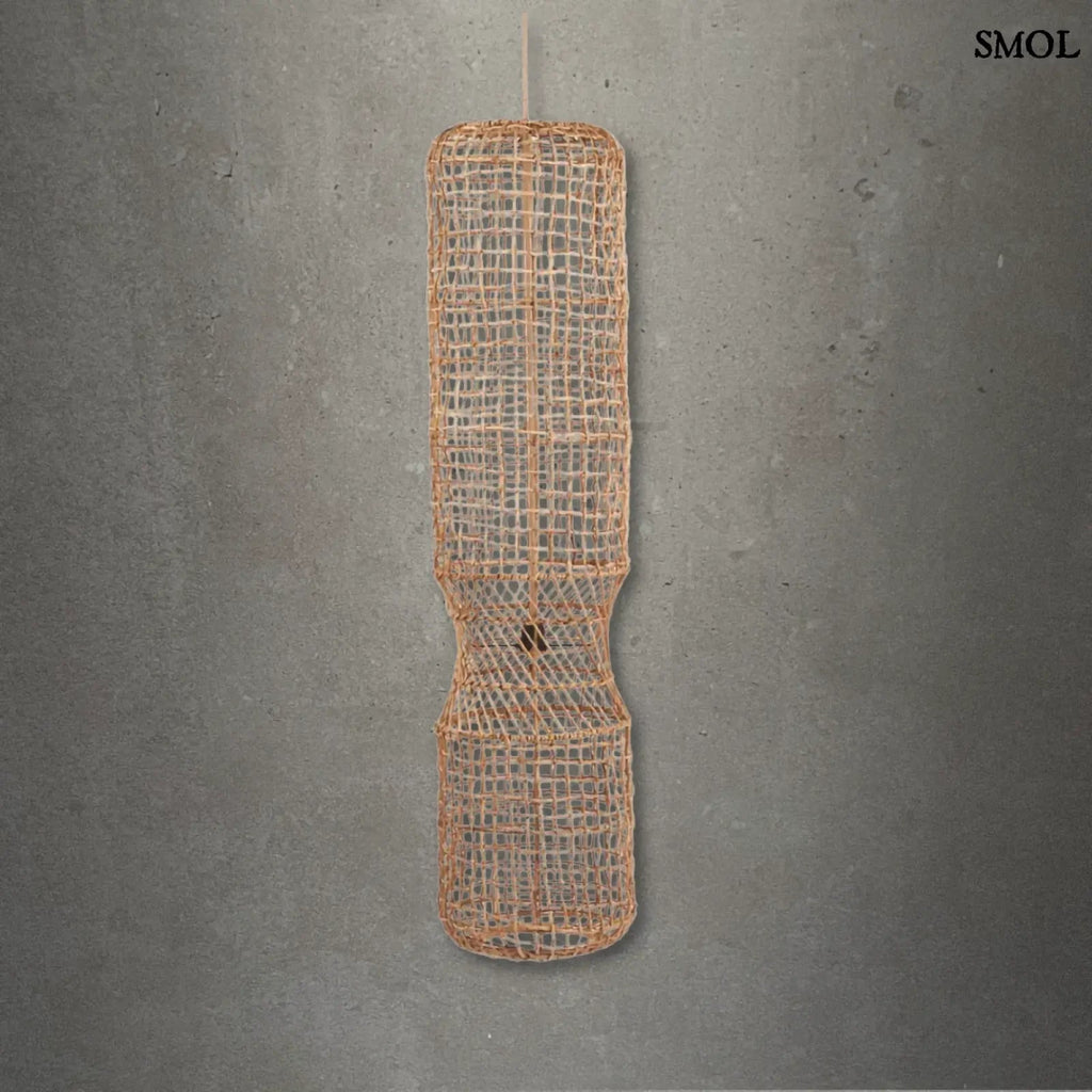 XXL méretű, kézzel font banánlevél függőlámpaernyő natúr barna színben, szürke hűáttérrel