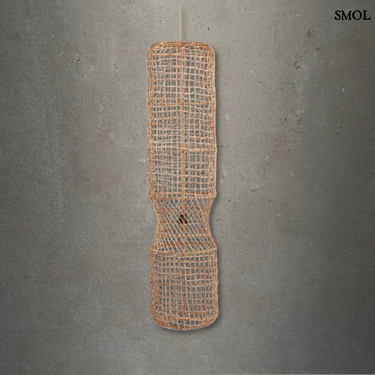 XXL méretű, kézzel font banánlevél függőlámpaernyő natúr barna színben, szürke hűáttérrel