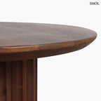 Barna mangófa lerakóasztal bordázott, henger alakú talppal és sima, kerek asztallappal, asztallap nagyítva