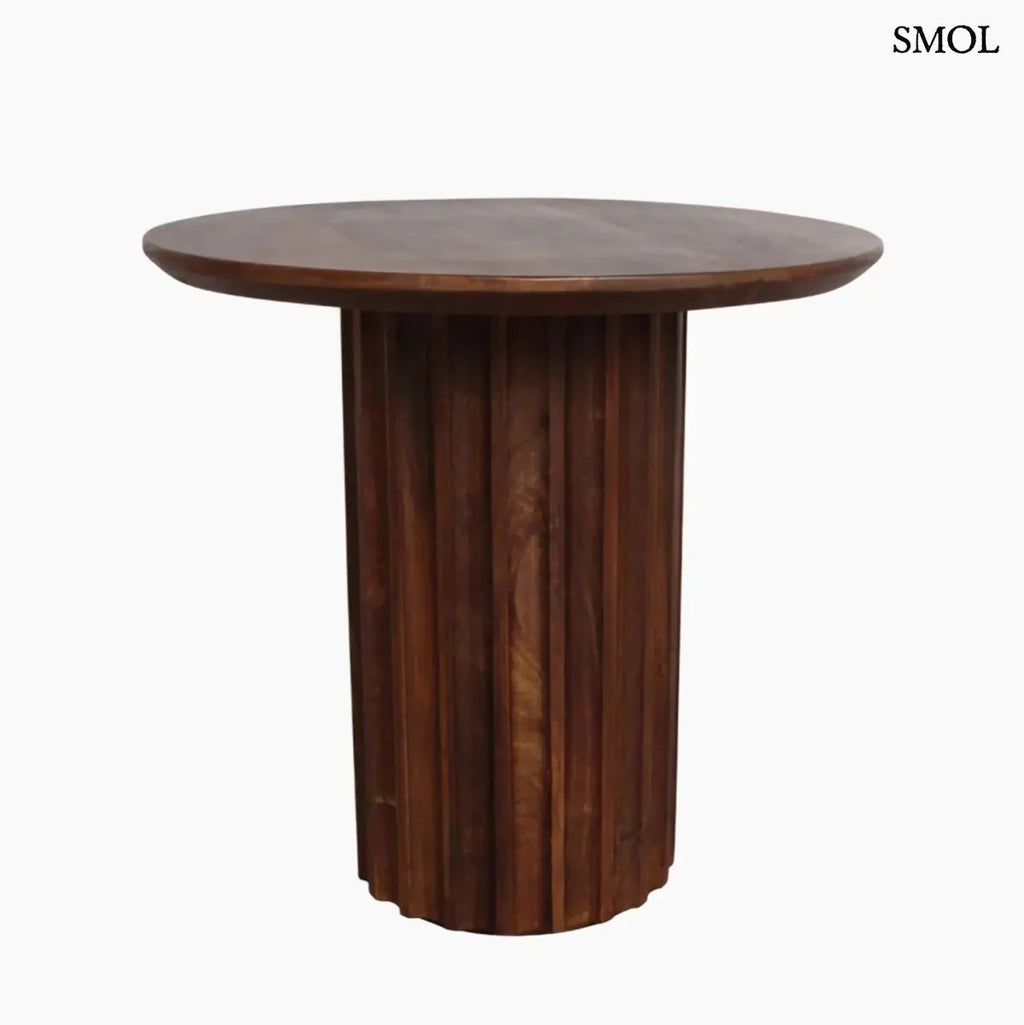 Barna mangófa lerakóasztal bordázott, henger alakú talppal és sima, kerek asztallappal, fehér háttérrel