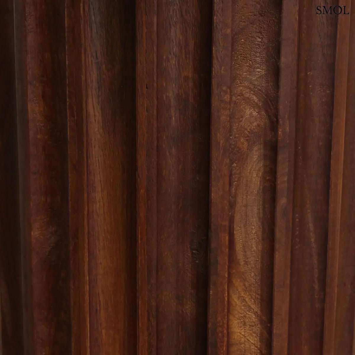 Barna mangófa lerakóasztal bordázott, henger alakú talppal és sima, kerek asztallappal, nagyítva