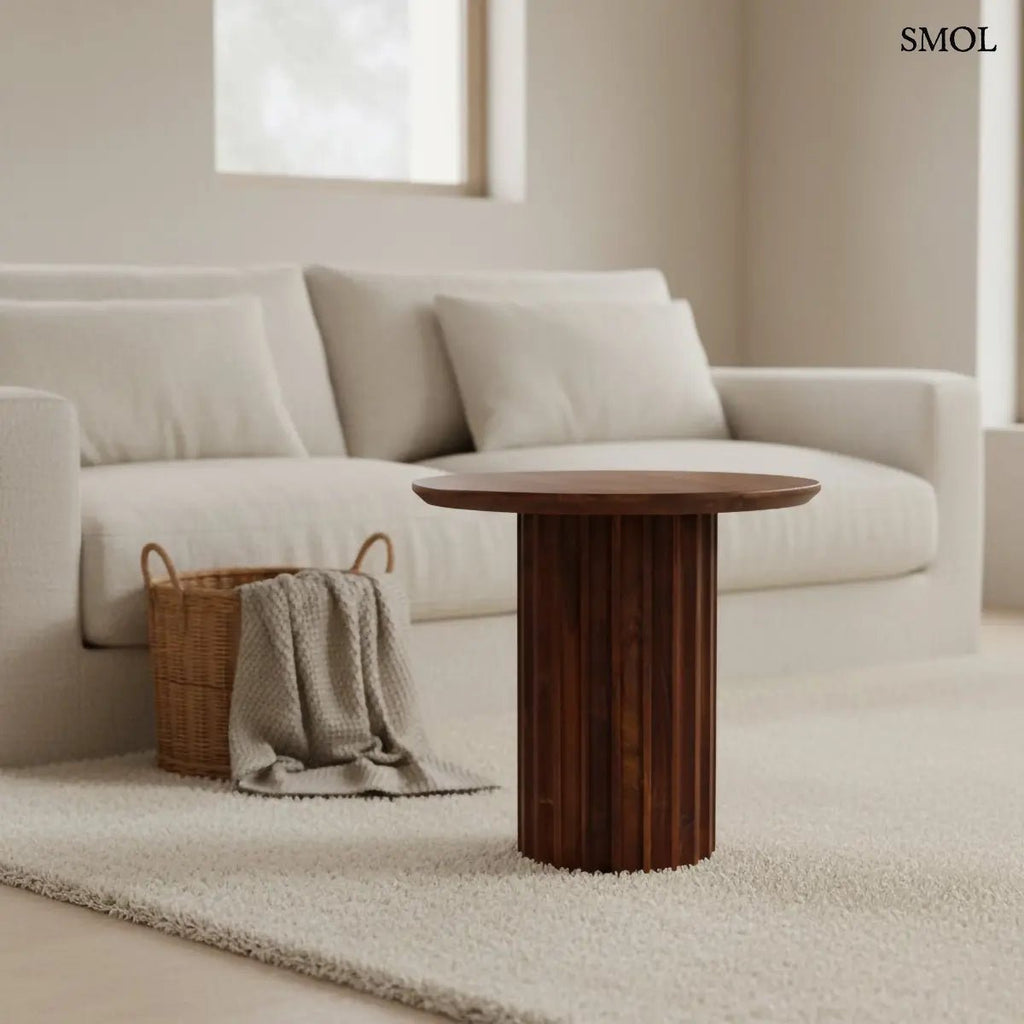 Barna mangófa lerakóasztal bordázott, henger alakú talppal és sima, kerek asztallappal, nappaliban, kosárral