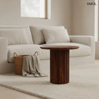 Barna mangófa lerakóasztal bordázott, henger alakú talppal és sima, kerek asztallappal, nappaliban, kosárral