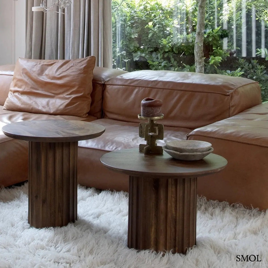 Barna mangófa lerakóasztal bordázott, henger alakú talppal és sima, kerek asztallappal, két méretben dohányzóasztalként