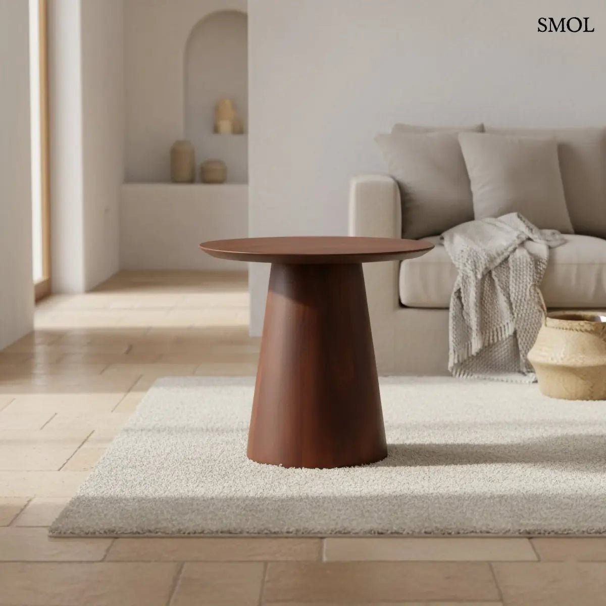 Modern, sötétbarna tömör mangófa lerakóasztal robusztus kúp alakú talppal és kerek asztallappal, nappaliban