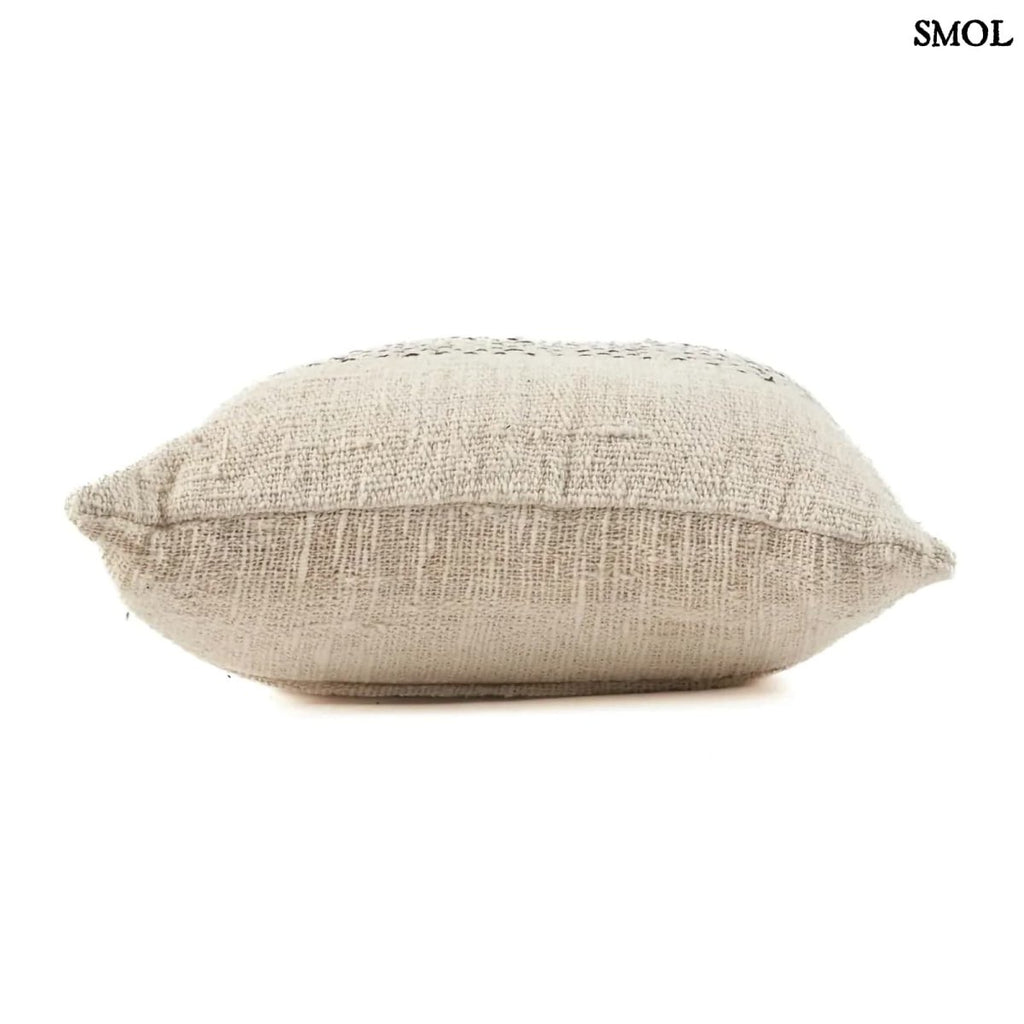 Natúr és fekete mintás pamut díszpárnahuzat 50x50 cm méretben - fektetve