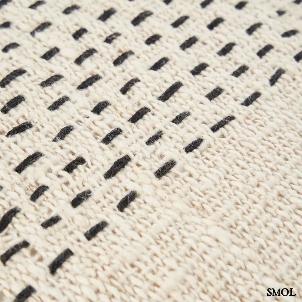 Natúr és fekete mintás pamut díszpárnahuzat 50x50 cm méretben - minta nagyítva