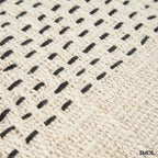 Natúr és fekete mintás pamut díszpárnahuzat 50x50 cm méretben - minta nagyítva