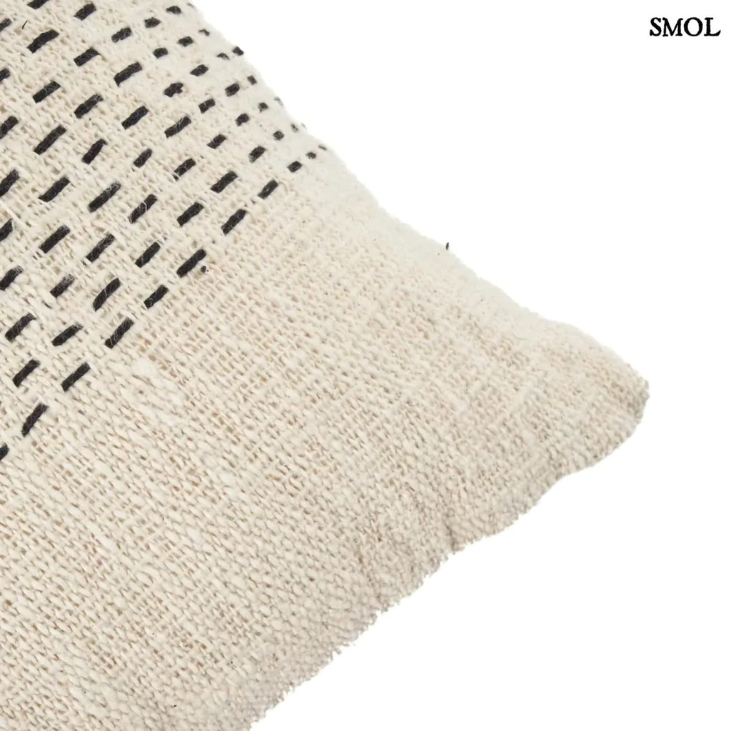 Natúr és fekete mintás pamut díszpárnahuzat 50x50 cm méretben - sarok nagyítva