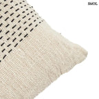 Natúr és fekete mintás pamut díszpárnahuzat 50x50 cm méretben - sarok nagyítva