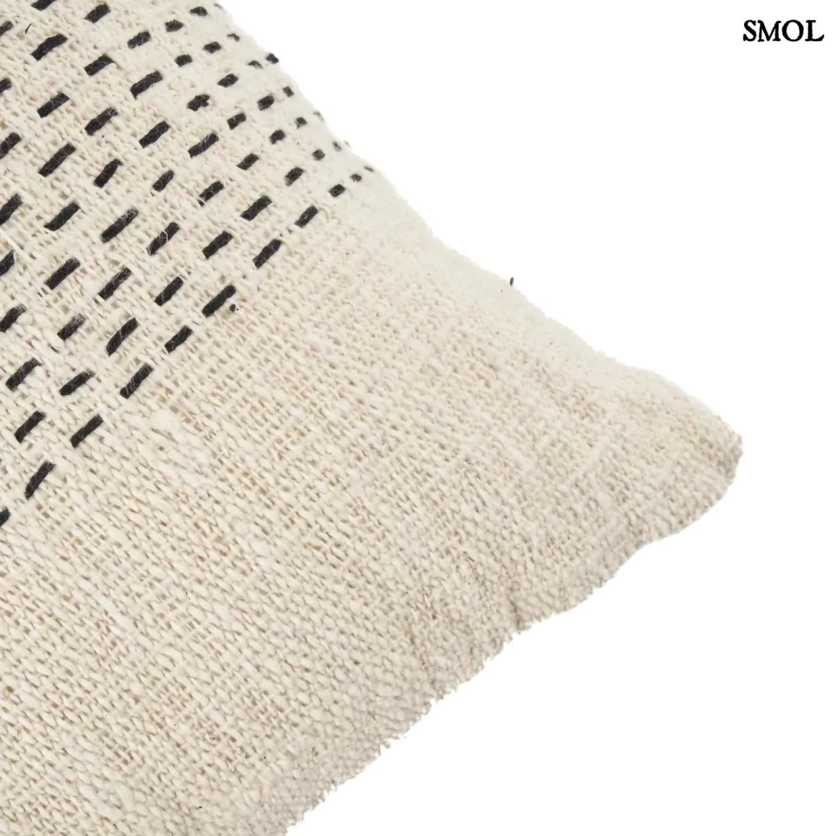 Natúr és fekete mintás pamut díszpárnahuzat 50x50 cm méretben - sarok nagyítva