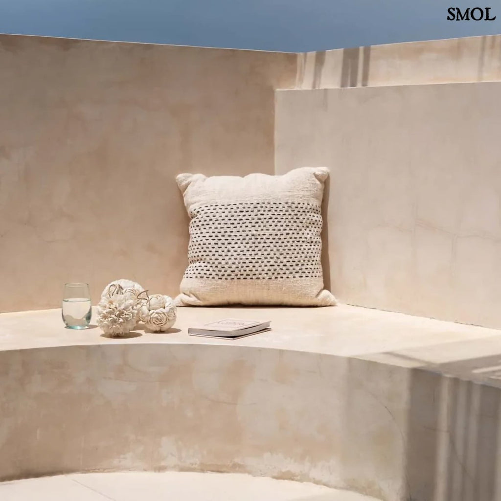 Natúr és fekete mintás pamut díszpárnahuzat 50x50 cm méretben - teraszon, sarokban