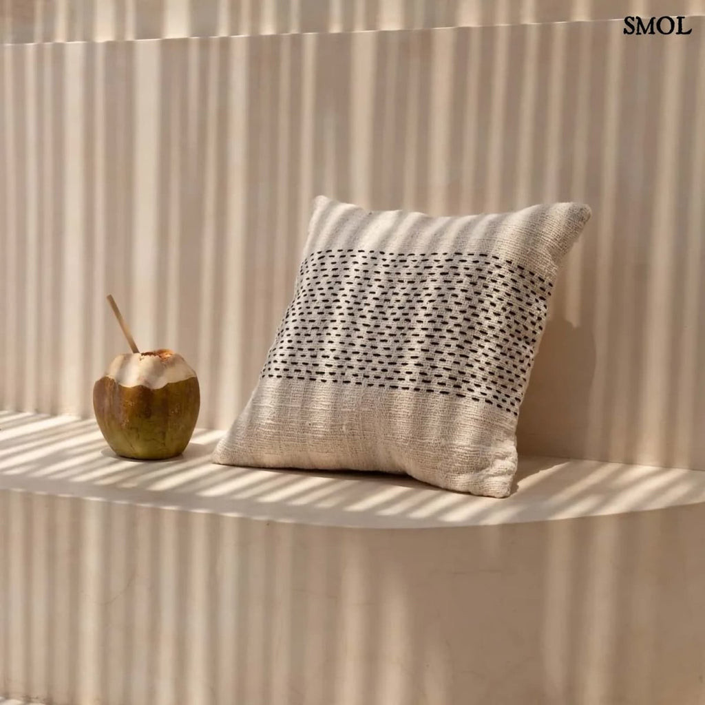 Natúr és fekete mintás pamut díszpárnahuzat 50x50 cm méretben - teraszon