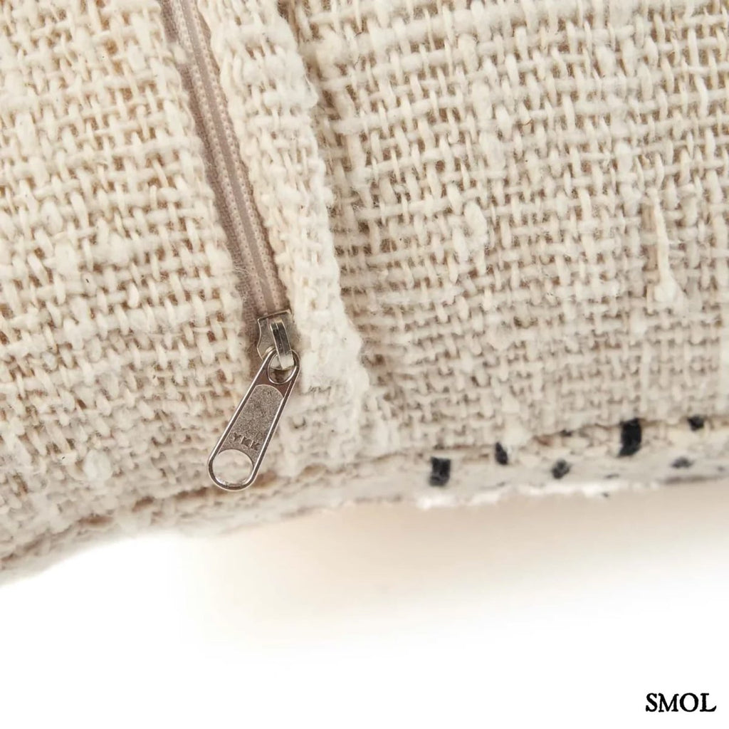 Natúr és fekete mintás pamut díszpárnahuzat 50x50 cm méretben - cipzár nagyítva