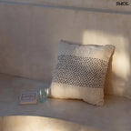 Natúr és fekete mintás pamut díszpárnahuzat 50x50 cm méretben - árnyékokkal