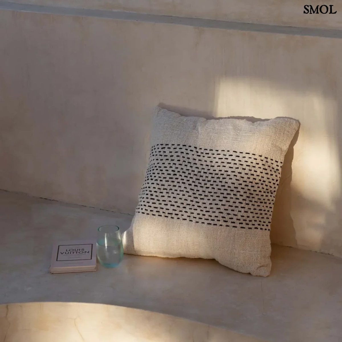 Natúr és fekete mintás pamut díszpárnahuzat 50x50 cm méretben - árnyékokkal