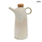 Kézműves fehér kerámia olívaolaj-kiöntő palack parafa dugóval, cseppmentes kiöntőcsőrrel, fehér háttérrel