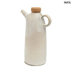 Kézműves fehér kerámia olívaolaj-kiöntő palack parafa dugóval, cseppmentes kiöntőcsőrrel, hátulról