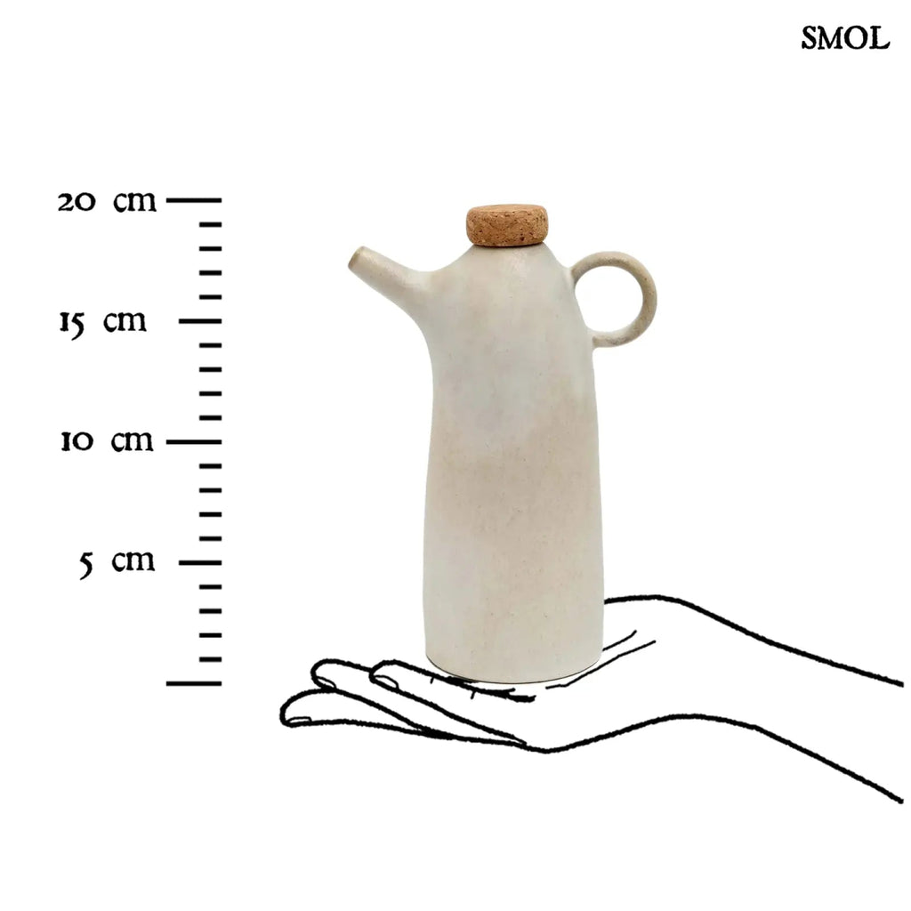 Kézműves fehér kerámia olívaolaj-kiöntő palack parafa dugóval, cseppmentes kiöntőcsőrrel, méretarányosan