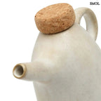 Kézműves fehér kerámia olívaolaj-kiöntő palack parafa dugóval, cseppmentes kiöntőcsőrrel, felülről nagyítva