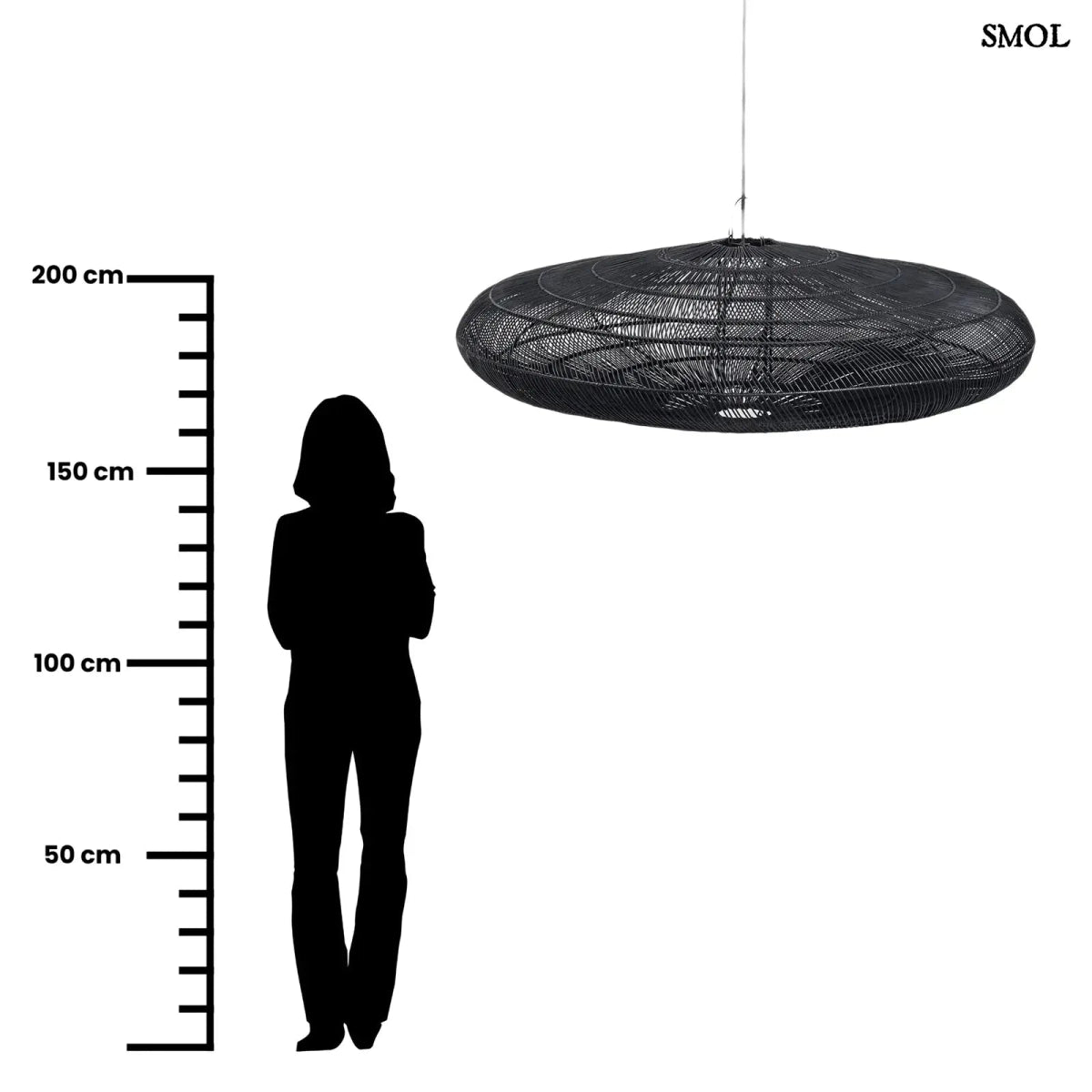 Óriás Fekete Rattan Függőlámpaernyő XL (MACARON). 150 cm-es, lapos, fonott fekete lámpaernyő, mely ideális nappali és étkező megvilágításra, méretarányosan
