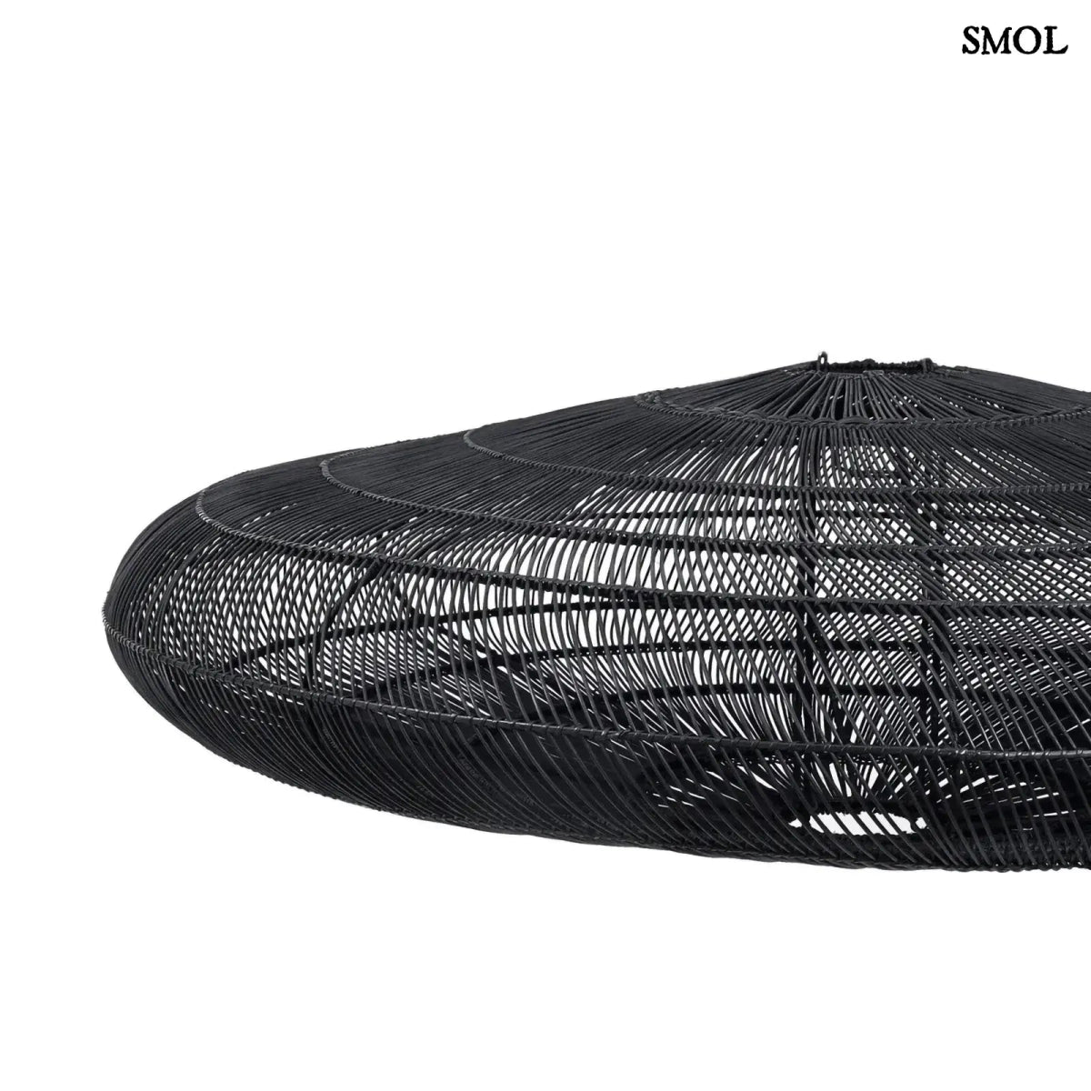 Óriás Fekete Rattan Függőlámpaernyő XL (MACARON). 150 cm-es, lapos, fonott fekete lámpaernyő, mely ideális nappali és étkező megvilágításra, oldalról