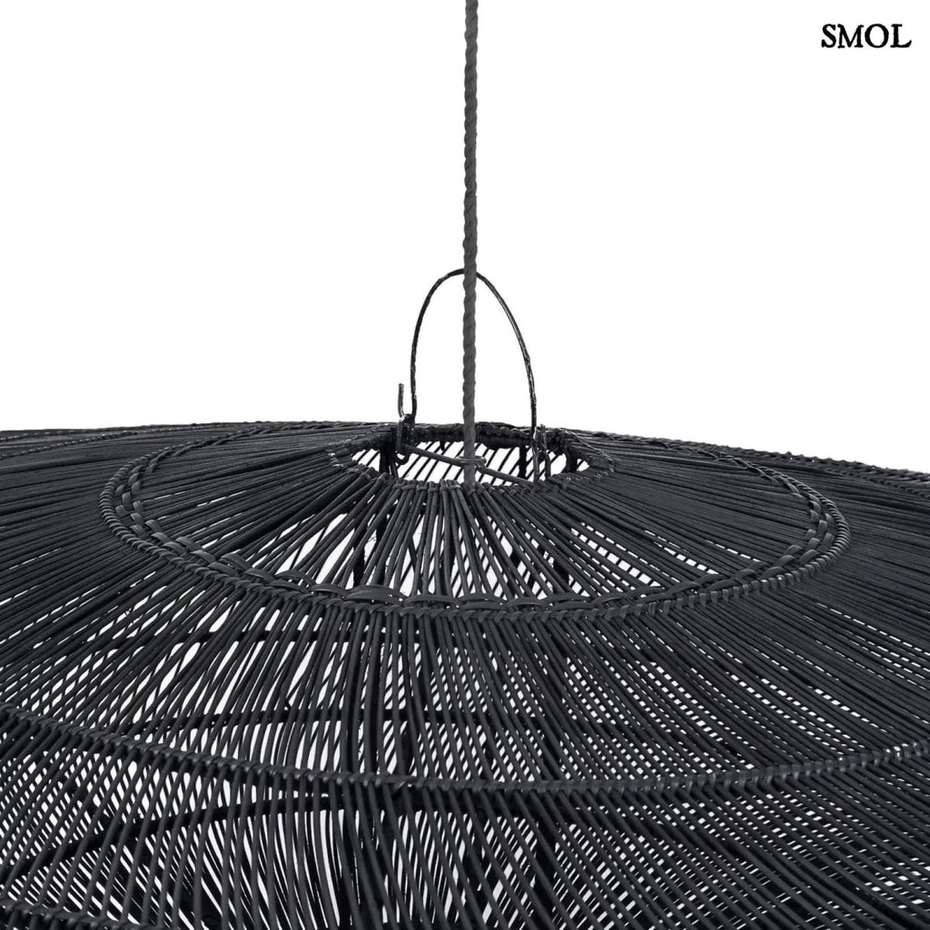 Óriás Fekete Rattan Függőlámpaernyő XL (MACARON). 150 cm-es, lapos, fonott fekete lámpaernyő, mely ideális nappali és étkező megvilágításra, akasztó nagyítva