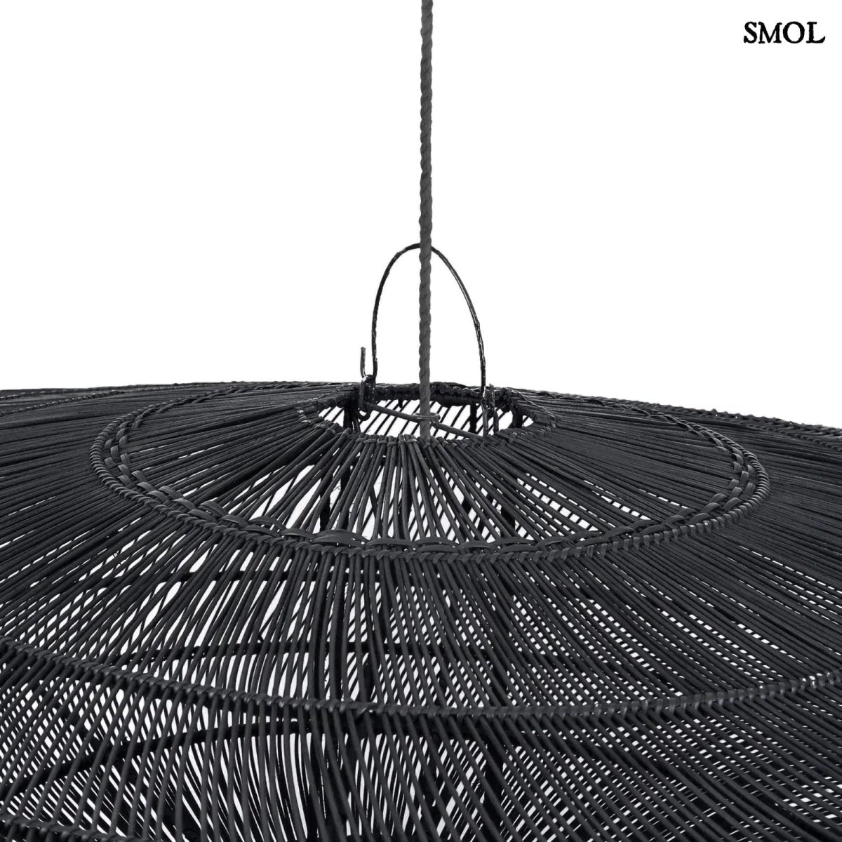Óriás Fekete Rattan Függőlámpaernyő XL (MACARON). 150 cm-es, lapos, fonott fekete lámpaernyő, mely ideális nappali és étkező megvilágításra, akasztó nagyítva