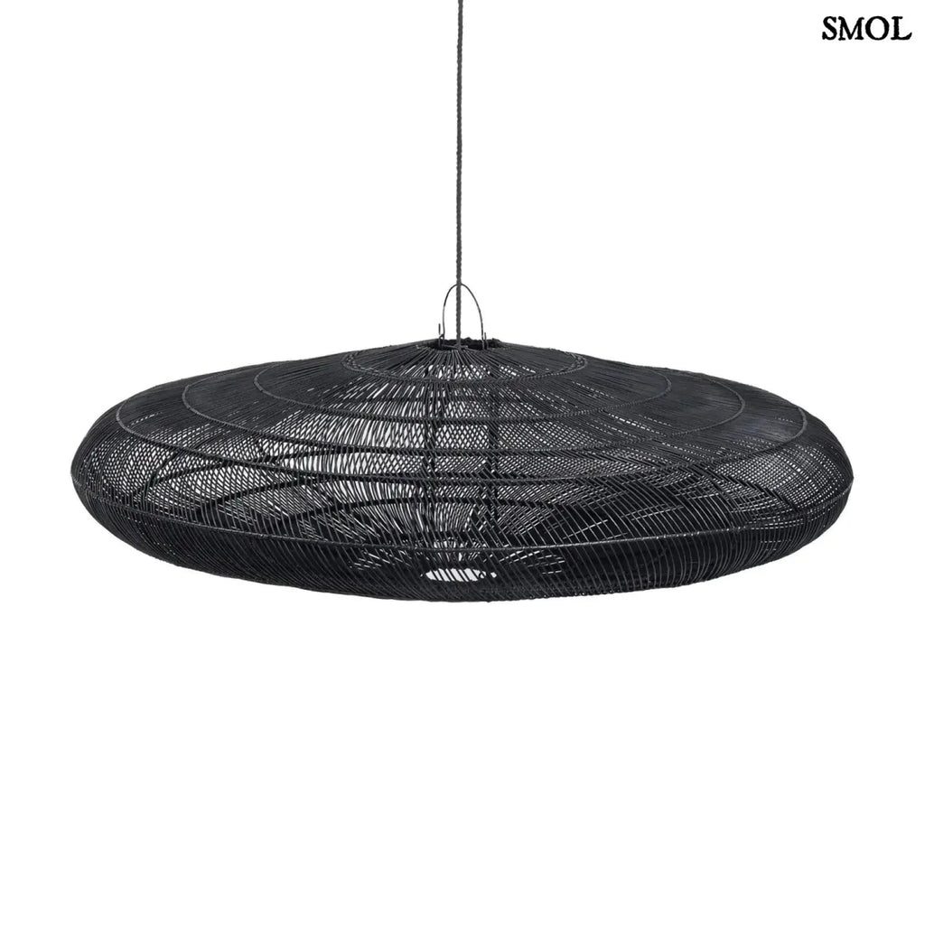 Óriás Fekete Rattan Függőlámpaernyő XL (MACARON). 150 cm-es, lapos, fonott fekete lámpaernyő, mely ideális nappali és étkező megvilágításra, fehér háttérrel