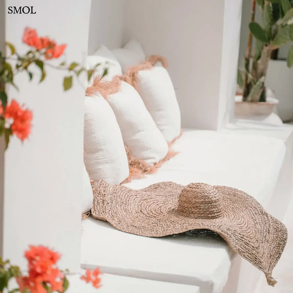 Óriás karimájú, természetes vízijácintból font szalmakalap, teraszon, kanapén