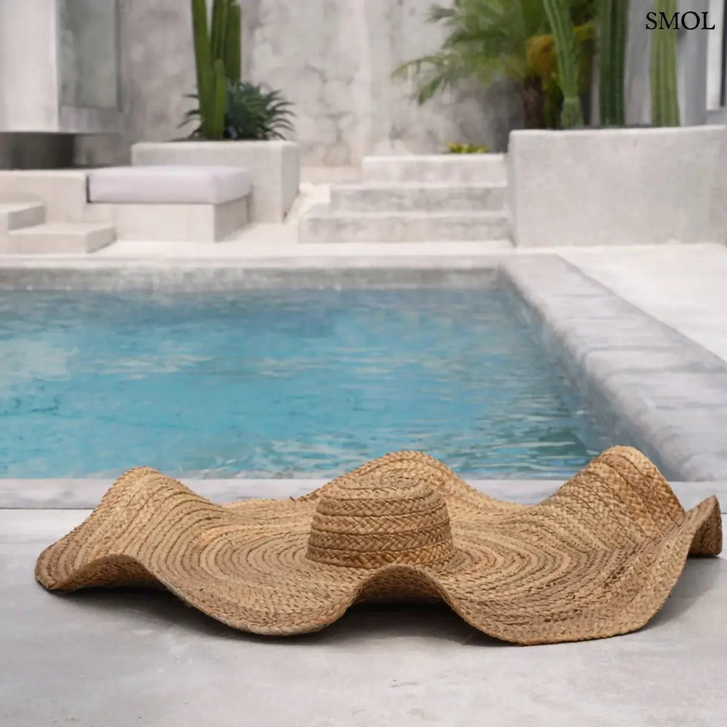 Óriás karimájú, természetes vízijácintból font szalmakalap medence mellett