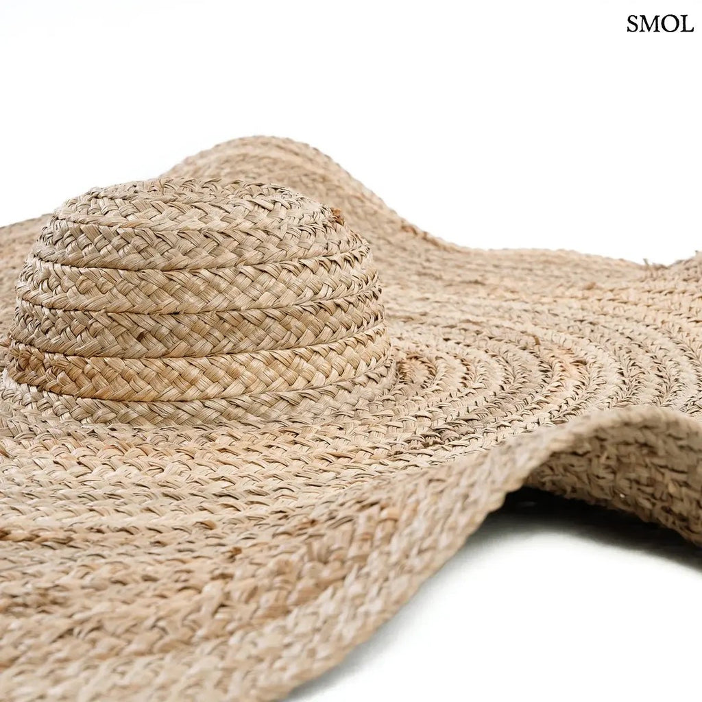 Óriás karimájú, természetes vízijácintból font szalmakalap, oldalról nagyítva