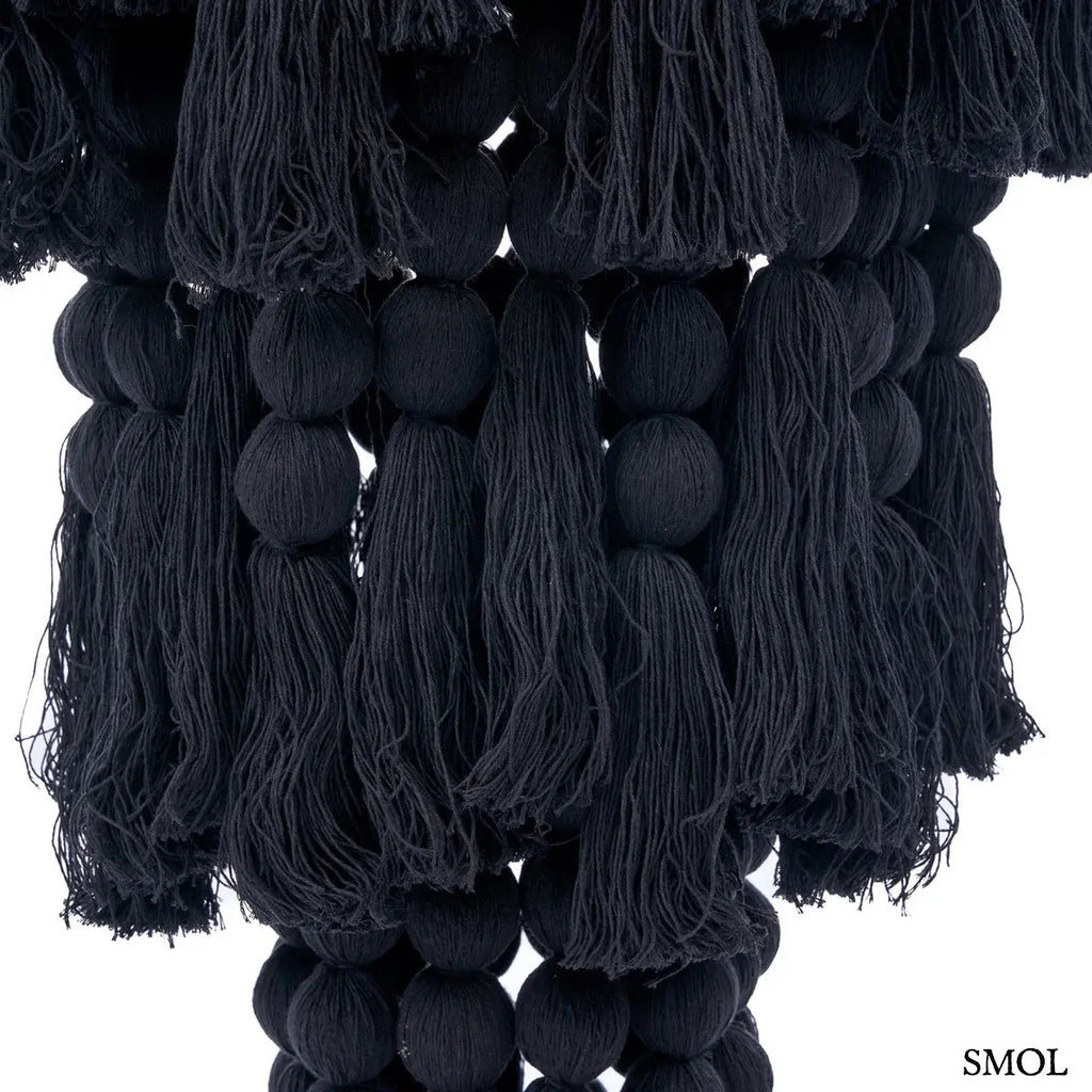 Fekete XL méretű pamut csillár kézzel szőtt bojtos díszítéssel és többszintes kialakítással, középső rész nagyítva