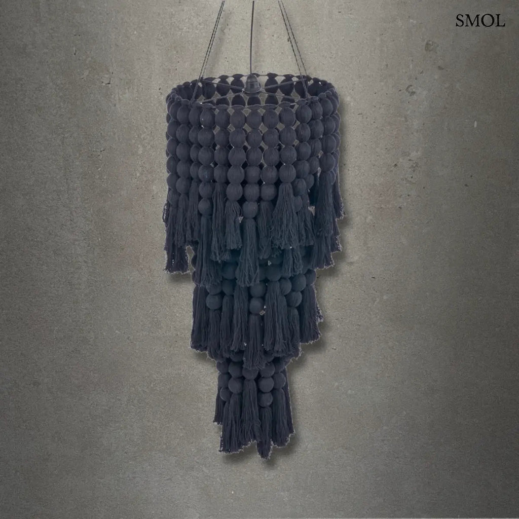 Fekete XL méretű pamut csillár kézzel szőtt bojtos díszítéssel és többszintes kialakítással, szürke háttérrel