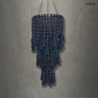 Fekete XL méretű pamut csillár kézzel szőtt bojtos díszítéssel és többszintes kialakítással, szürke háttérrel