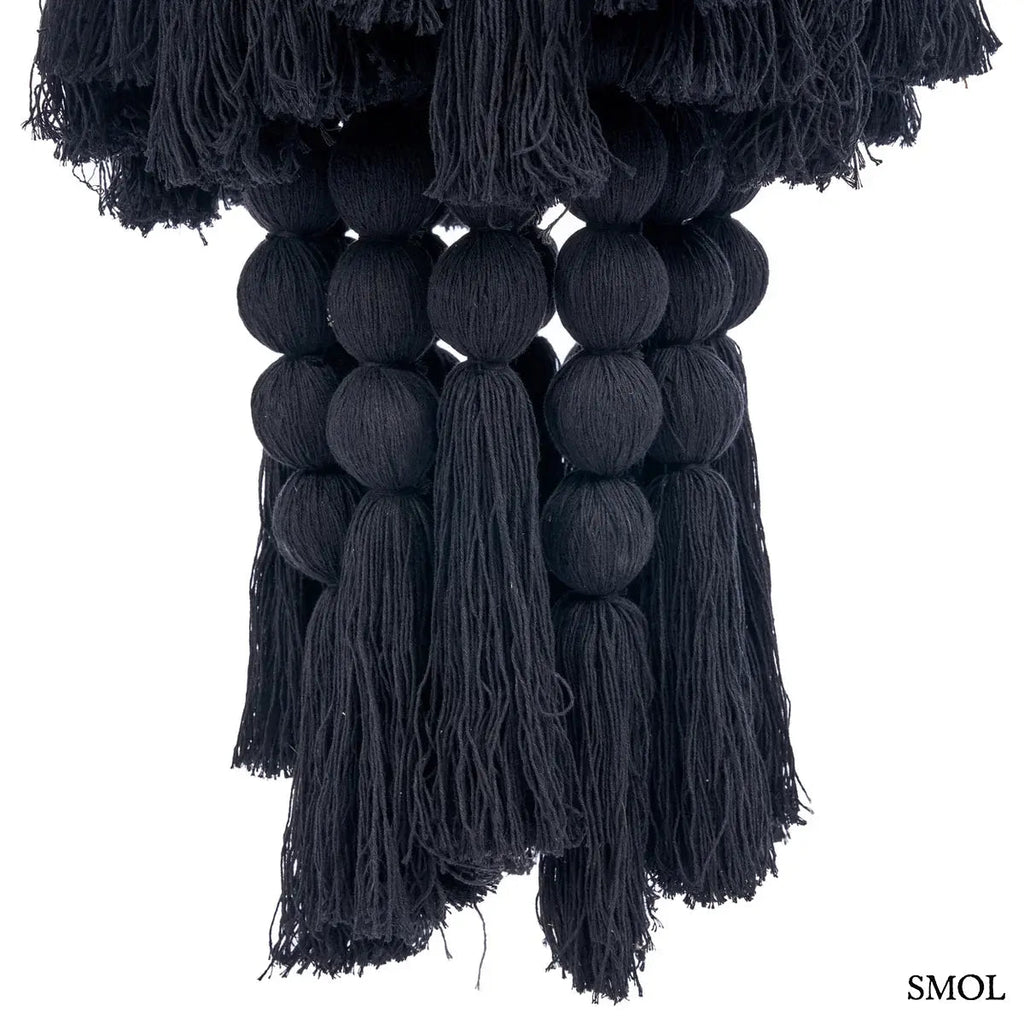 Fekete XL méretű pamut csillár kézzel szőtt bojtos díszítéssel és többszintes kialakítással, alsó rész nagyítva