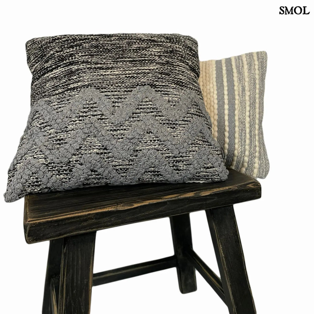 Pamut Díszpárna - fekete-szürke, 45x45 | LUTELU | SMOL - fekete kisasztalon