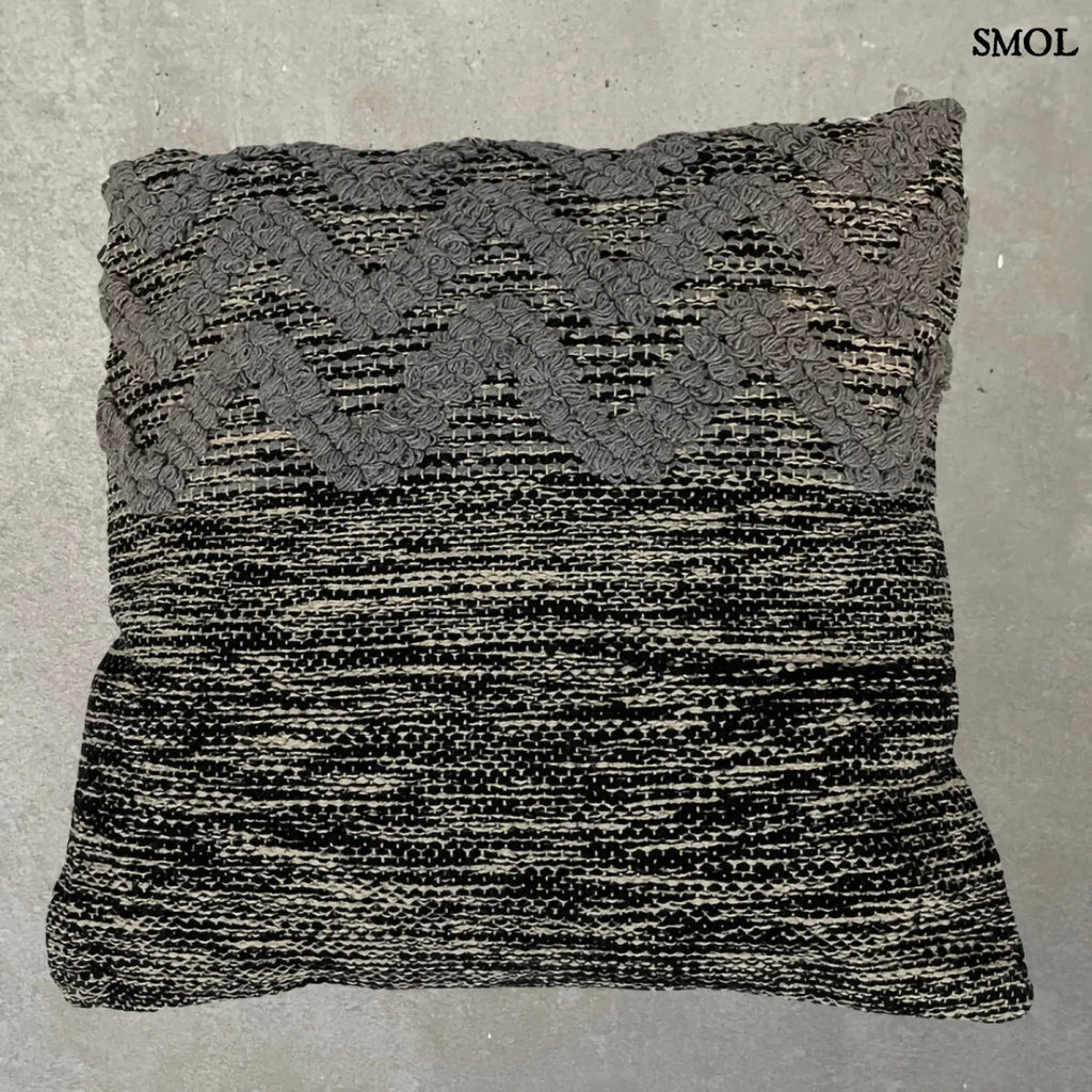 Pamut Díszpárna - fekete-szürke, 45x45 | LUTELU | SMOL - szürke háttérrel
