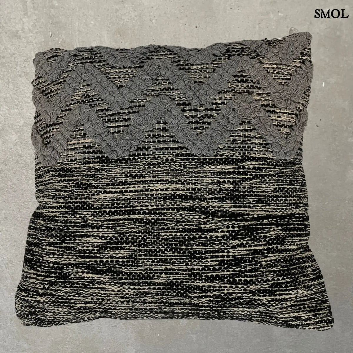 Pamut Díszpárna - fekete-szürke, 45x45 | LUTELU | SMOL - szürke háttérrel