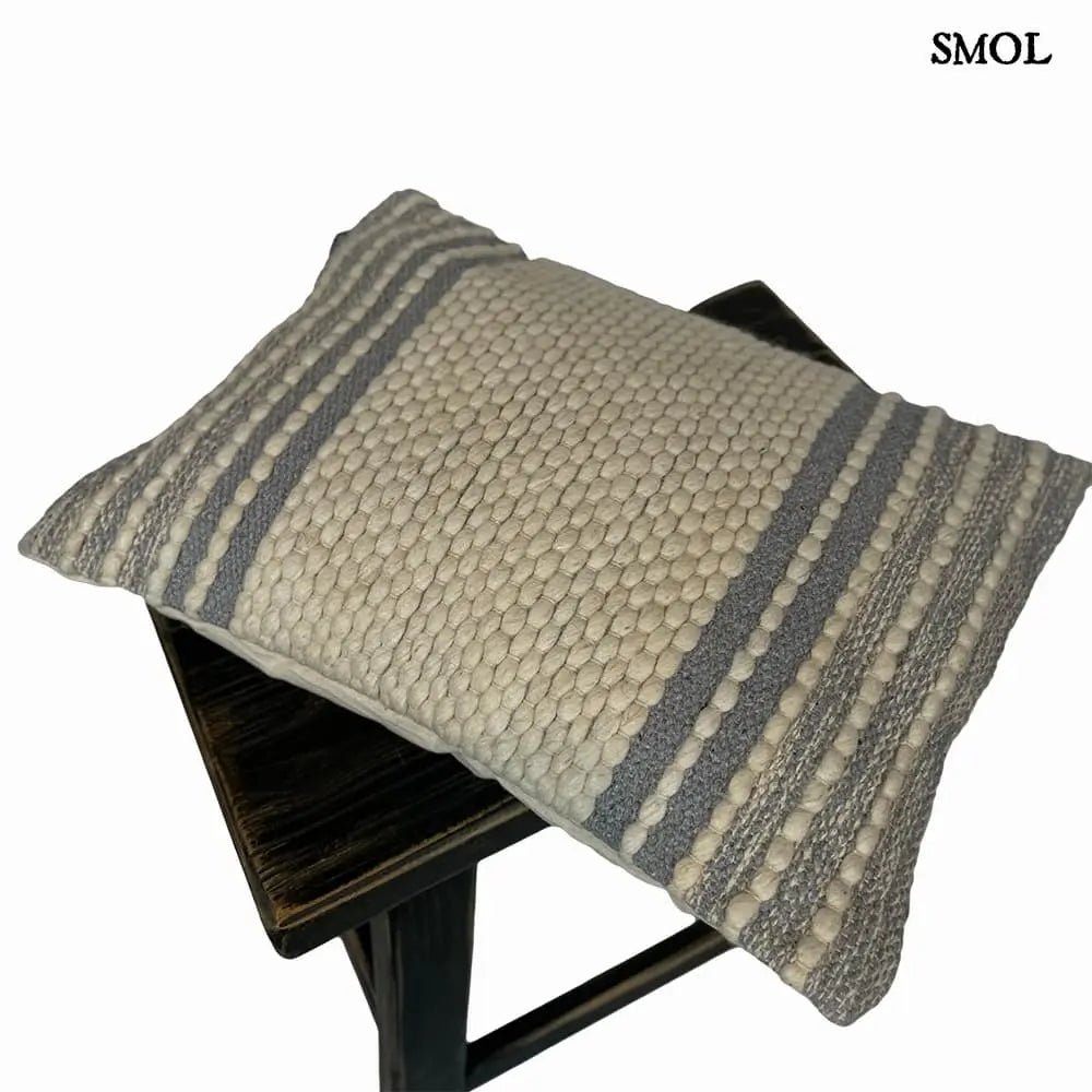 Pamut Díszpárna - szürke-natúr, 35x50 | NAAMA | SMOL - ferdén, kisasztalon