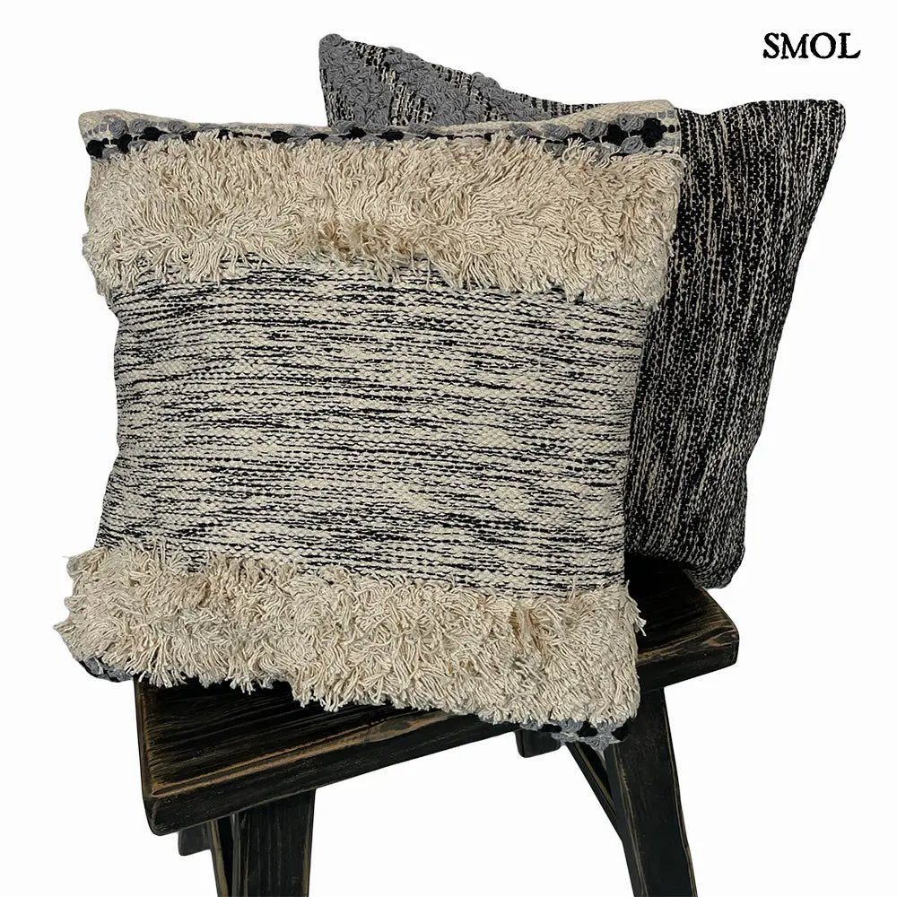 Pamut Díszpárna - szürke-natúr, 45x45 | MOIRA | SMOL - kisasztalon, párnával