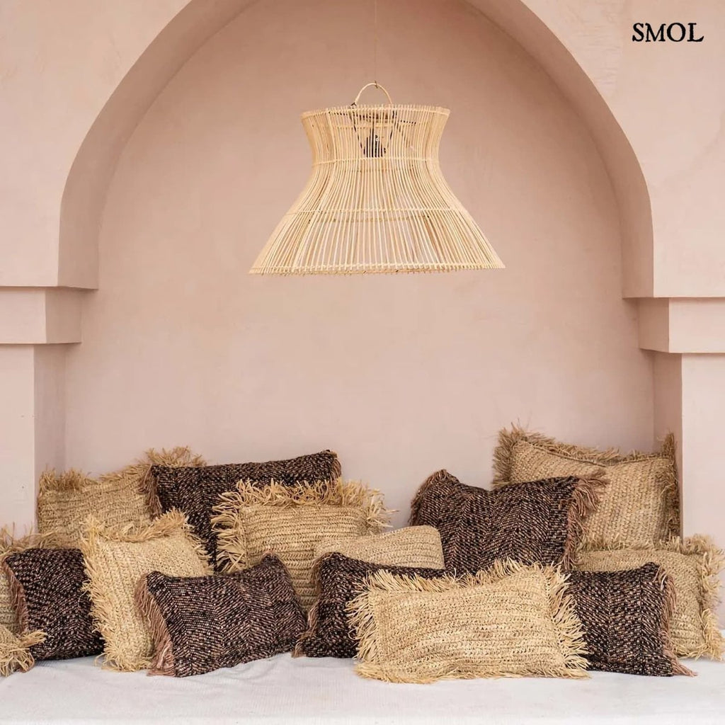 Fekete és réz mintás díszpárnahuzat teraszon, párnák sokasága