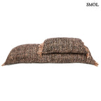 Fekete és réz mintás díszpárnahuzat két méretben egymáson