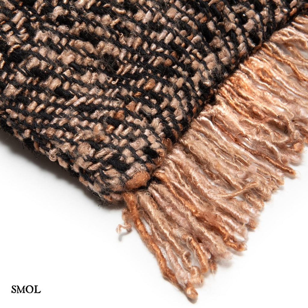 Fekete és réz mintás díszpárnahuzat sarok nagyítva