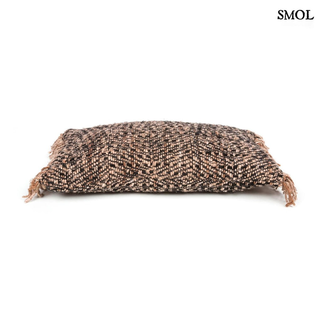 Fekete és réz mintás díszpárnahuzat fektetve