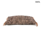 Fekete és réz mintás díszpárnahuzat fektetve