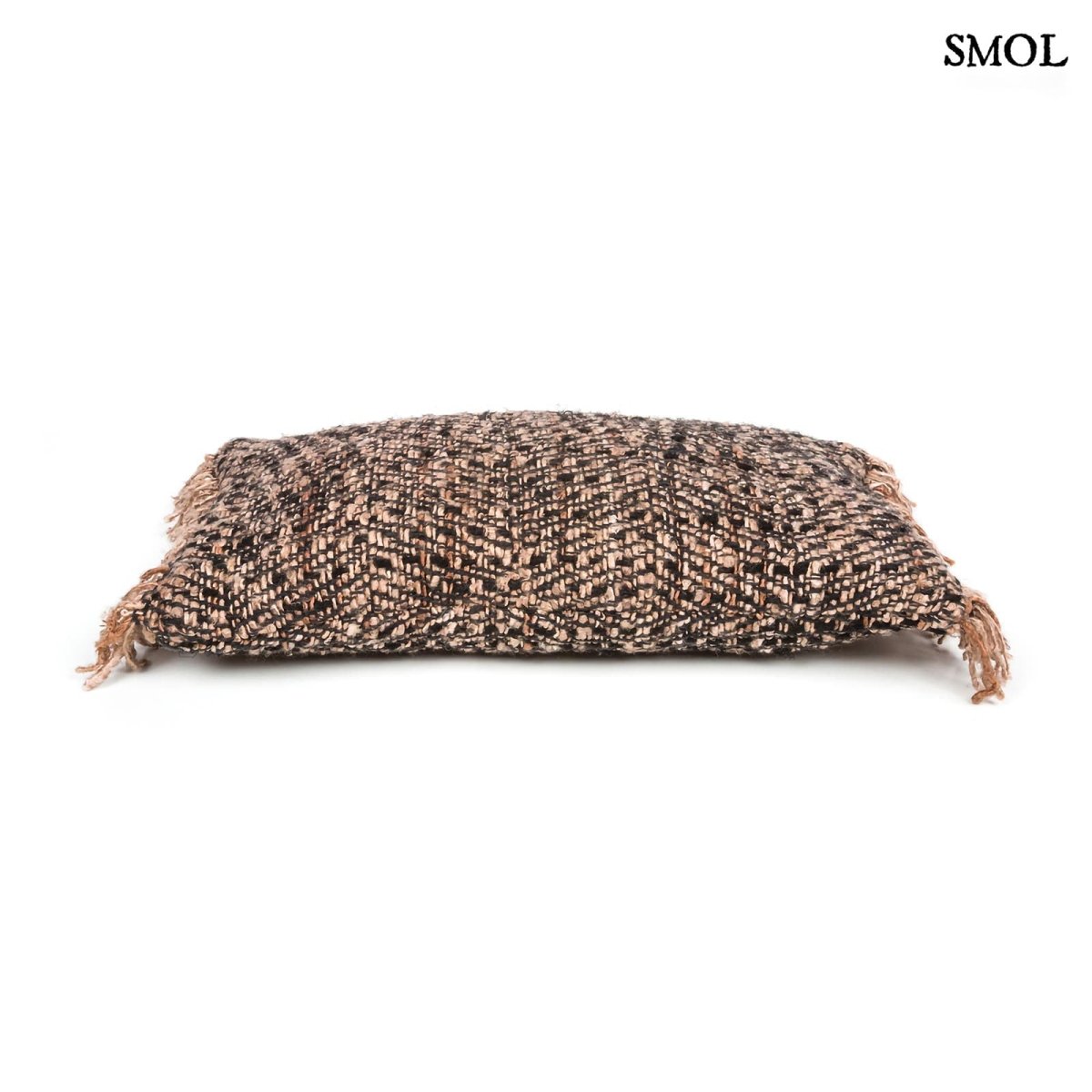 Fekete és réz mintás díszpárnahuzat fektetve